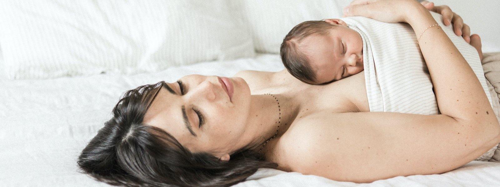 Les bienfaits du peau à peau pour maman et bébé dès la naissance –  MintyWendy