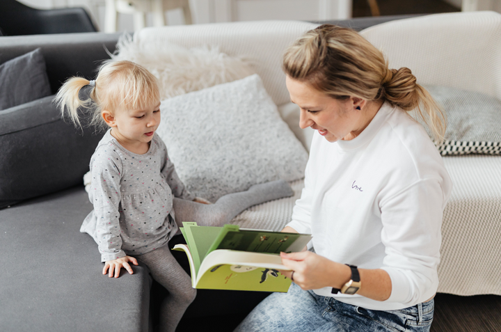 lire un livre à son enfant
