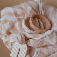 Anneau de dentition se transforme en collier - Arche blanc et rose - MintyWendy Avec Lange