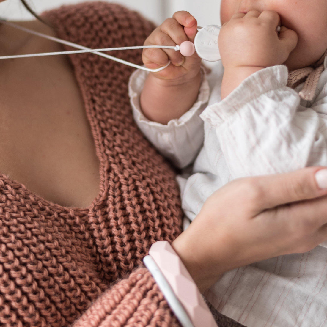 Palm Sunrise Blanc & Rose | Collier allaitement, portage et de dentition - MintyWendy