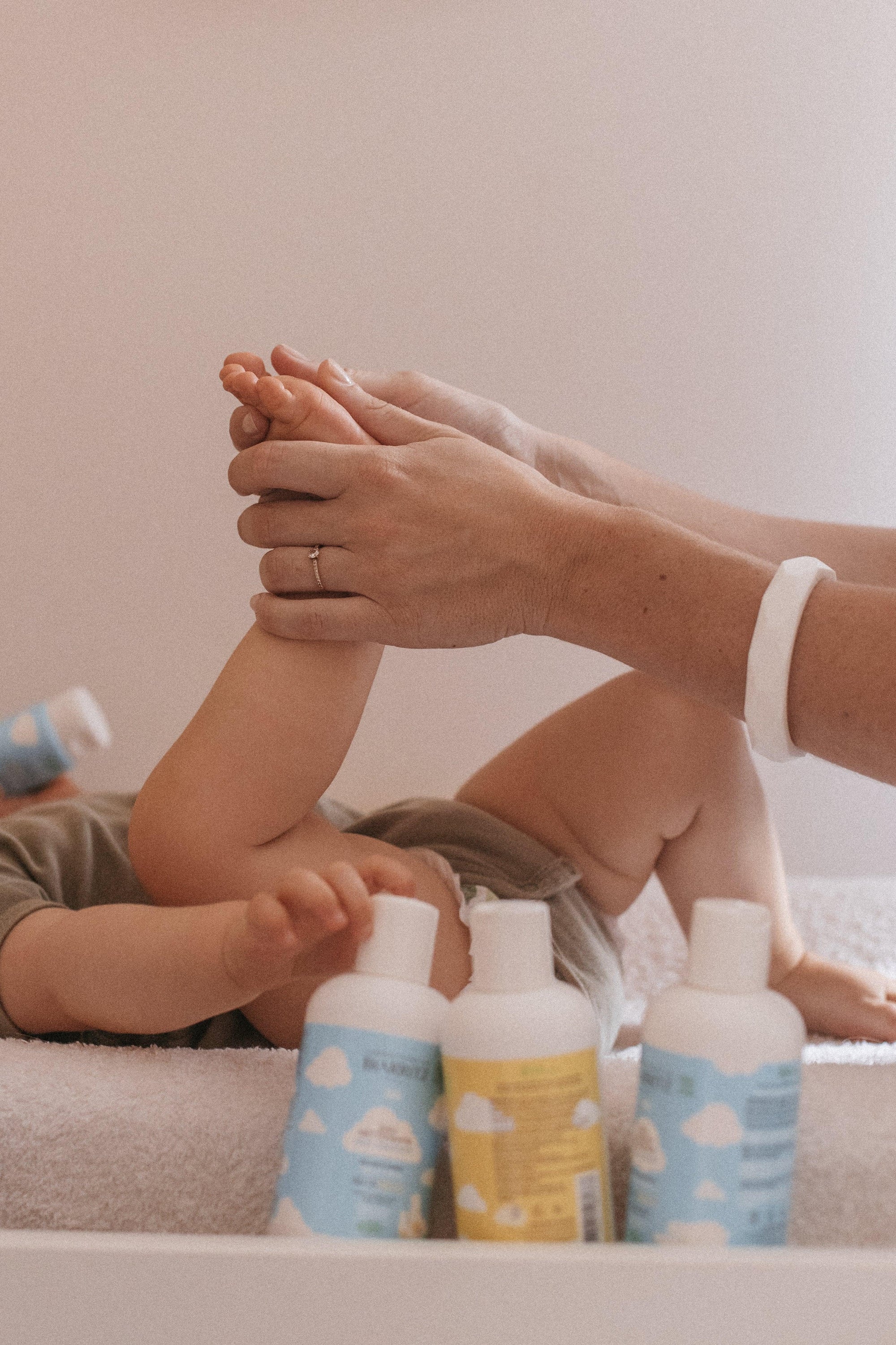 Les soins essentiels pour bébé après l'accouchement : prendre soin de votre nouveau-né
