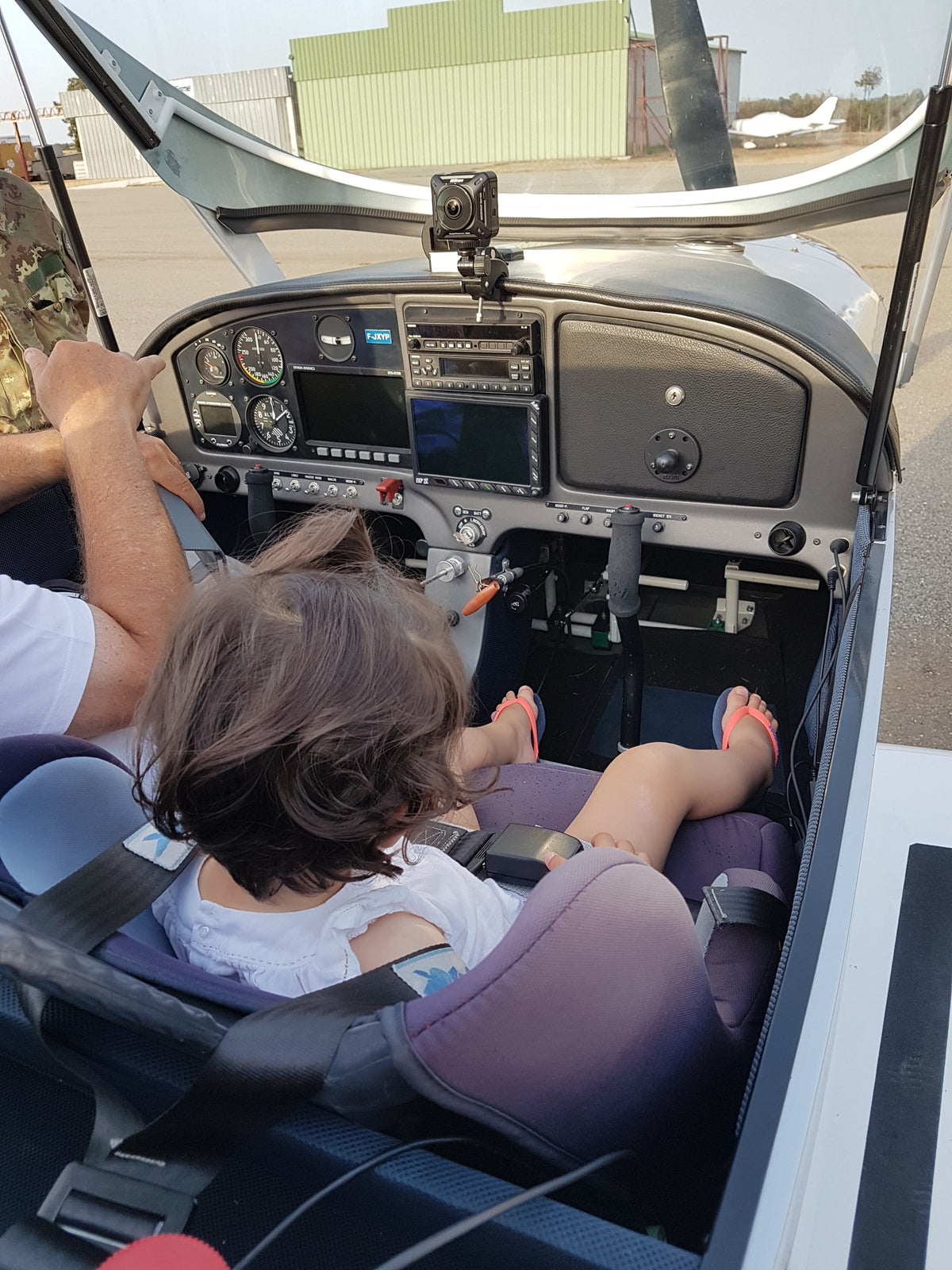 Siège auto en avion : peut-on l’utiliser et comment savoir s’il est homologué ?