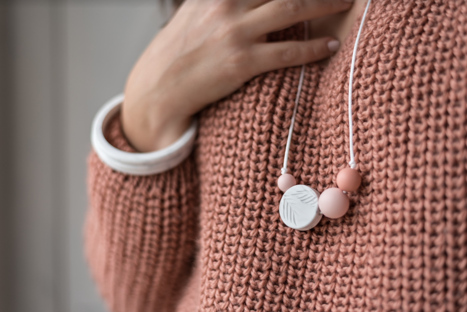 Palm Sunrise : Les avantages de notre premier bijou d'allaitement avec une perle sensitive - MintyWendy