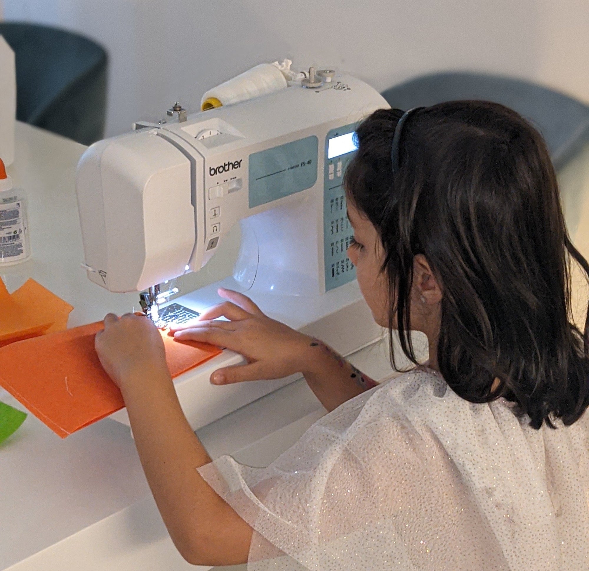 Apprendre à coudre avec une machine à coudre : par où commencer avec un enfant