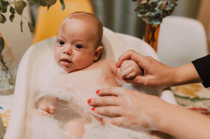 Le bain de bébé : conseils et précautions pour un moment doux et sécurisé