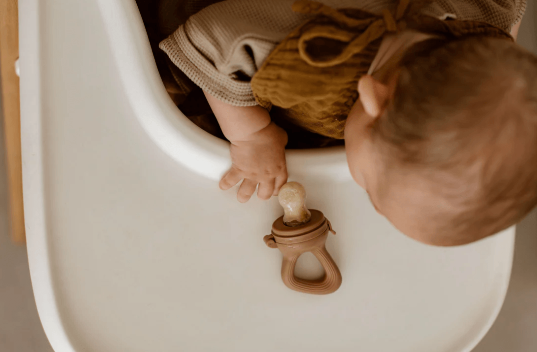 La diversification alimentaire menée par l'enfant avec les tétines grignoteuses : une exploration gourmande et autonome
