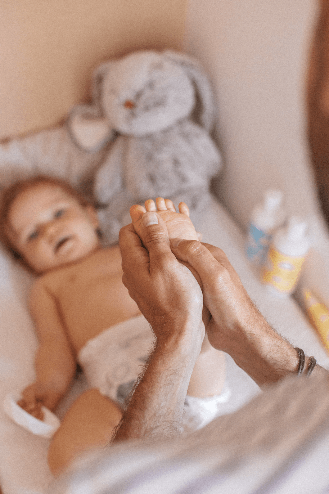 Occuper son bébé et travailler sa motricité fine pendant les soins avec les bijoux MintyWendy