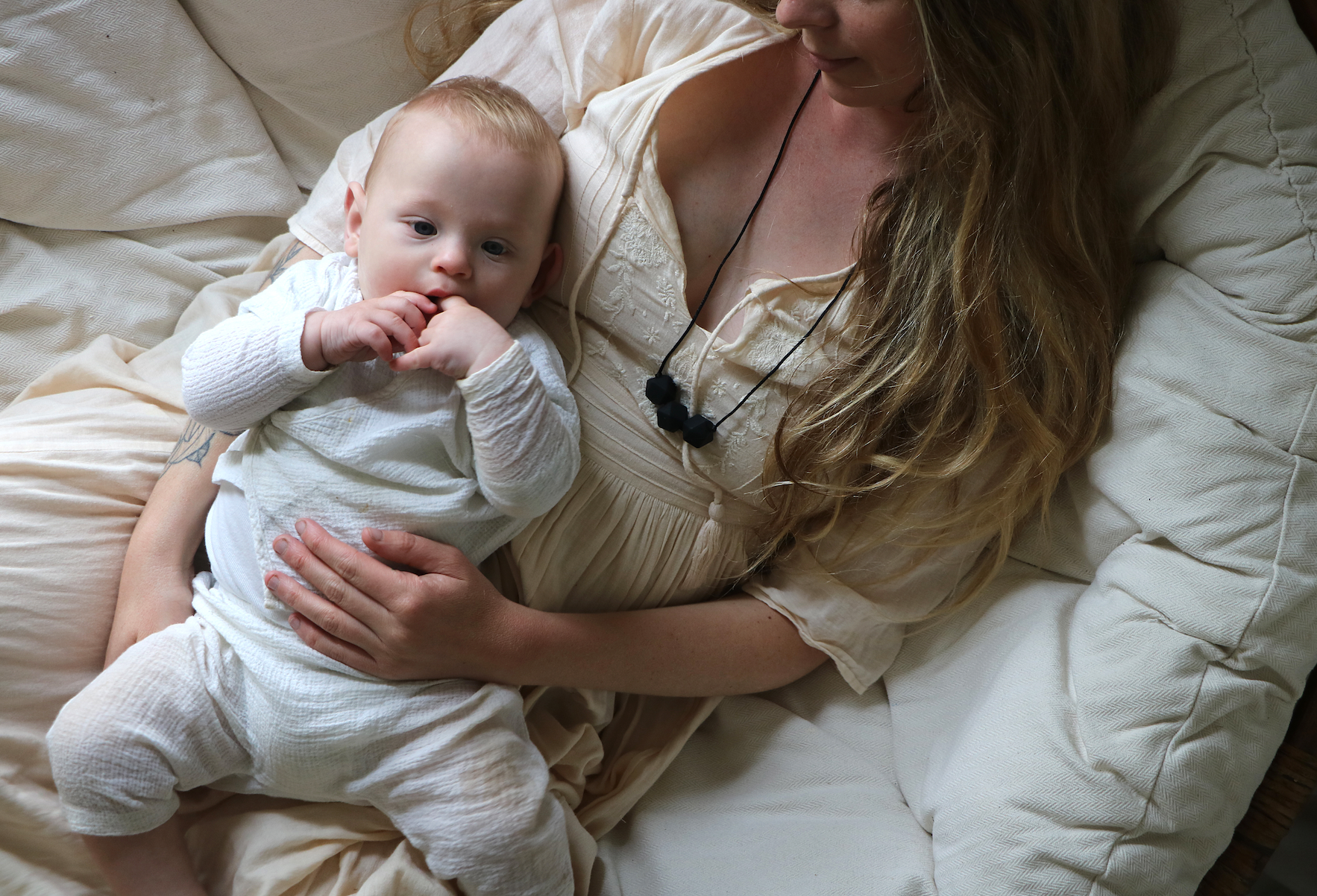 Tricot, crochet, couture… et si les activités manuelles étaient l’une des meilleures activités sans écran pour toute la famille ?