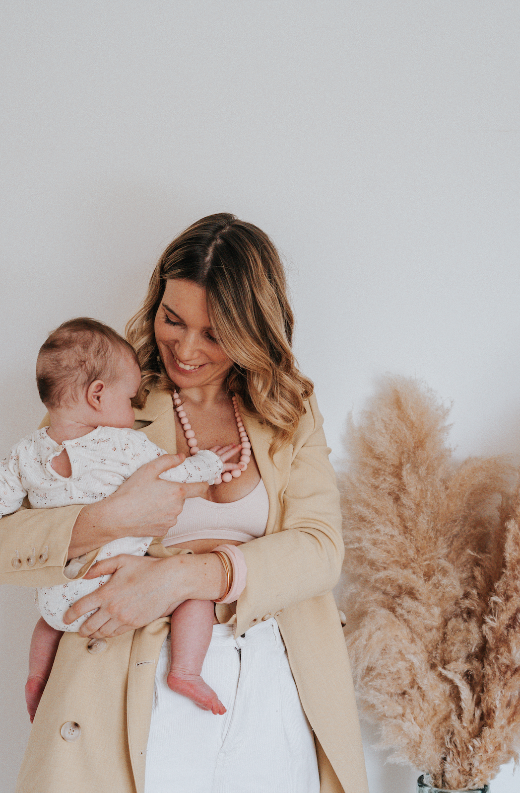Premier voyage en avion avec bébé : le guide anti-stress pour parents