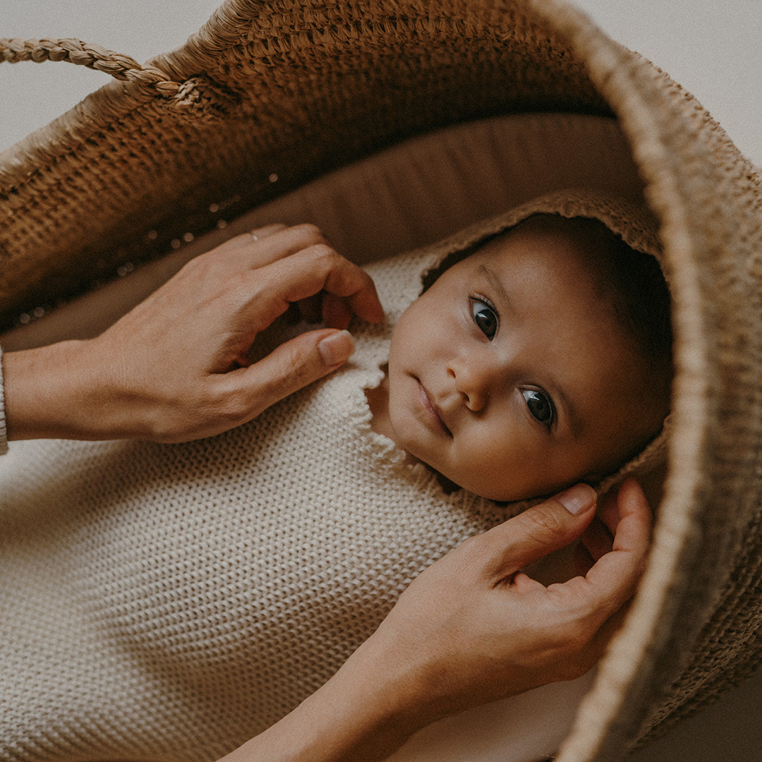 L’emmaillotage : bienfaits, techniques et précautions pour aider bébé à mieux dormir