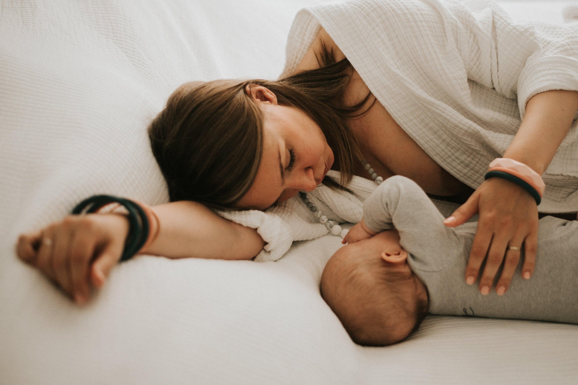 Cododo bébé : définition, sécurité, avantages et âge idéal