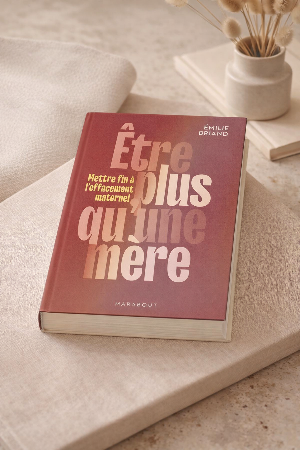 Être plus qu’une mère : le livre d’Emilie Briand qui bouleverse la maternité
