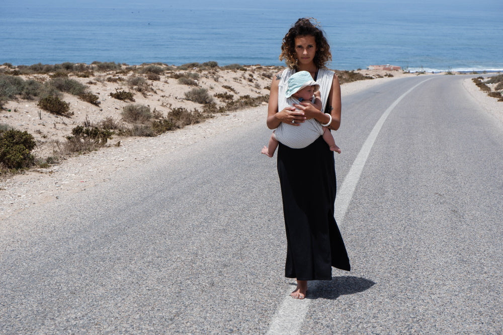 Écharpe vs porte-bébé : que choisir pour bébé ?