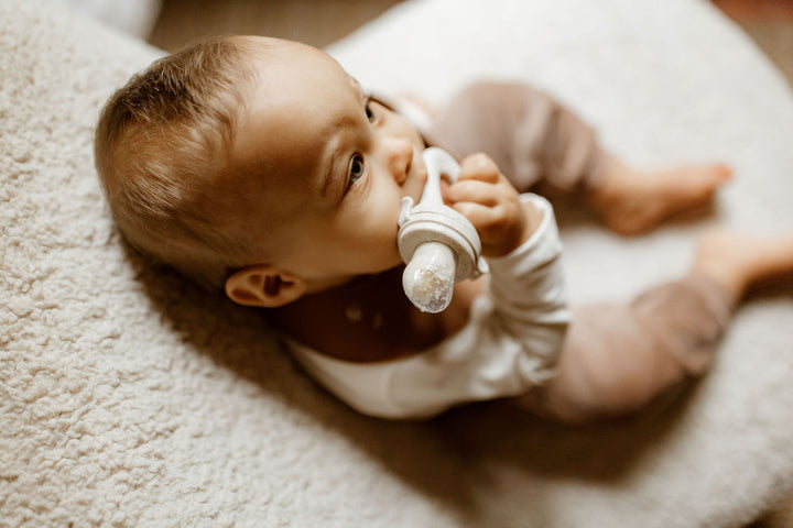 Les tétines grignotteuses : un accessoire utile et sécuritaire pour bébé