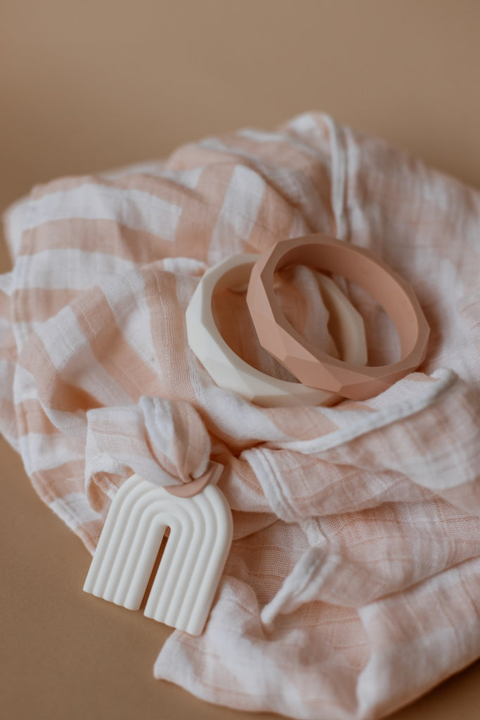 Anneau de dentition se transforme en collier - Arche blanc et rose (MintyWendy) - Image 6