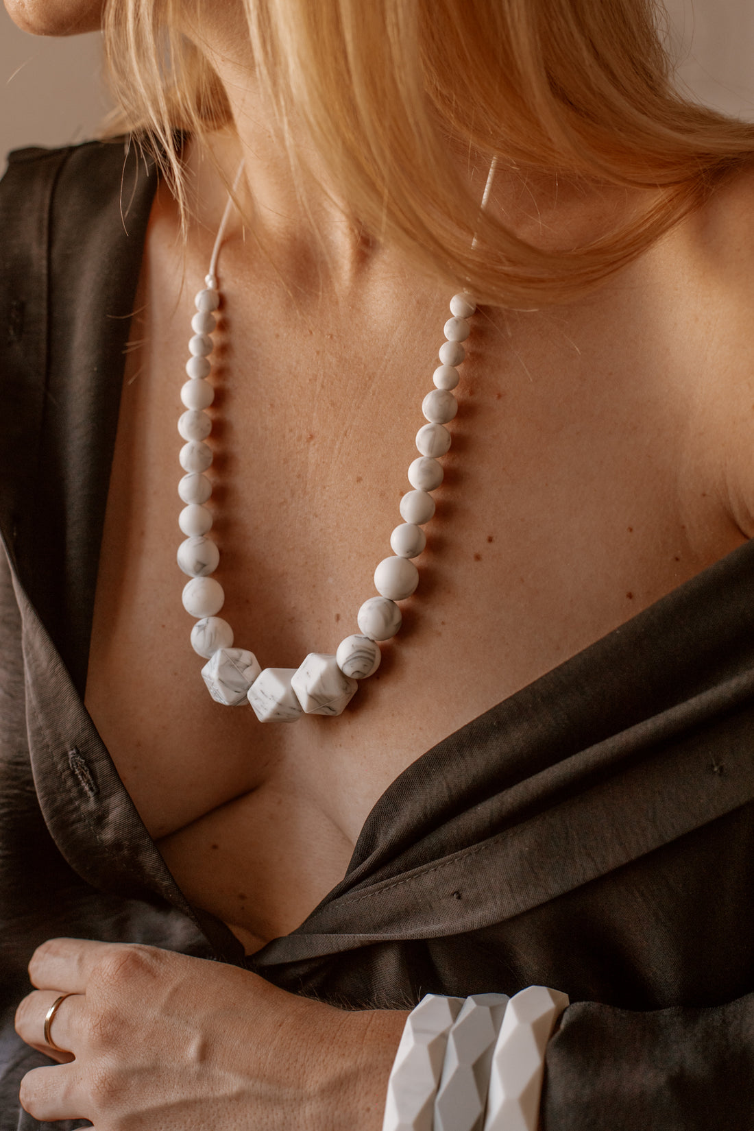Grâce aux bijoux à machouiller, les mamans peuvent continuer à porter des  colliers à Toulouse