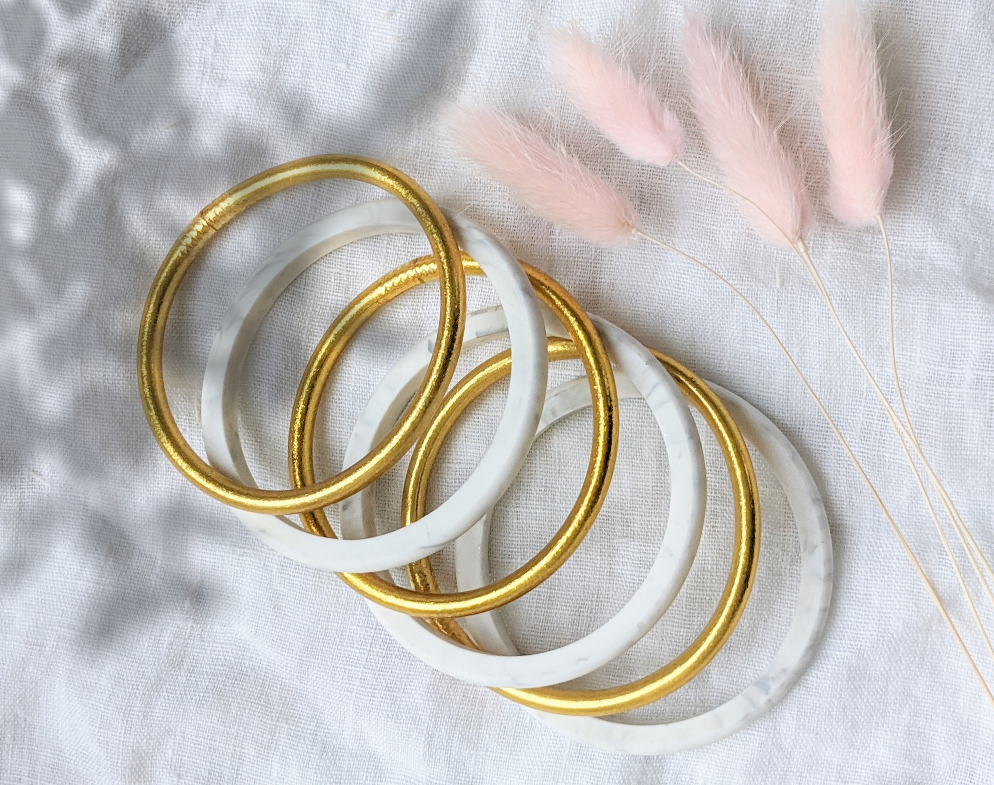 Jonc bouddhiste doré épais - MintyWendy 1 jonc doré épais + 1 bracelet fin marbré